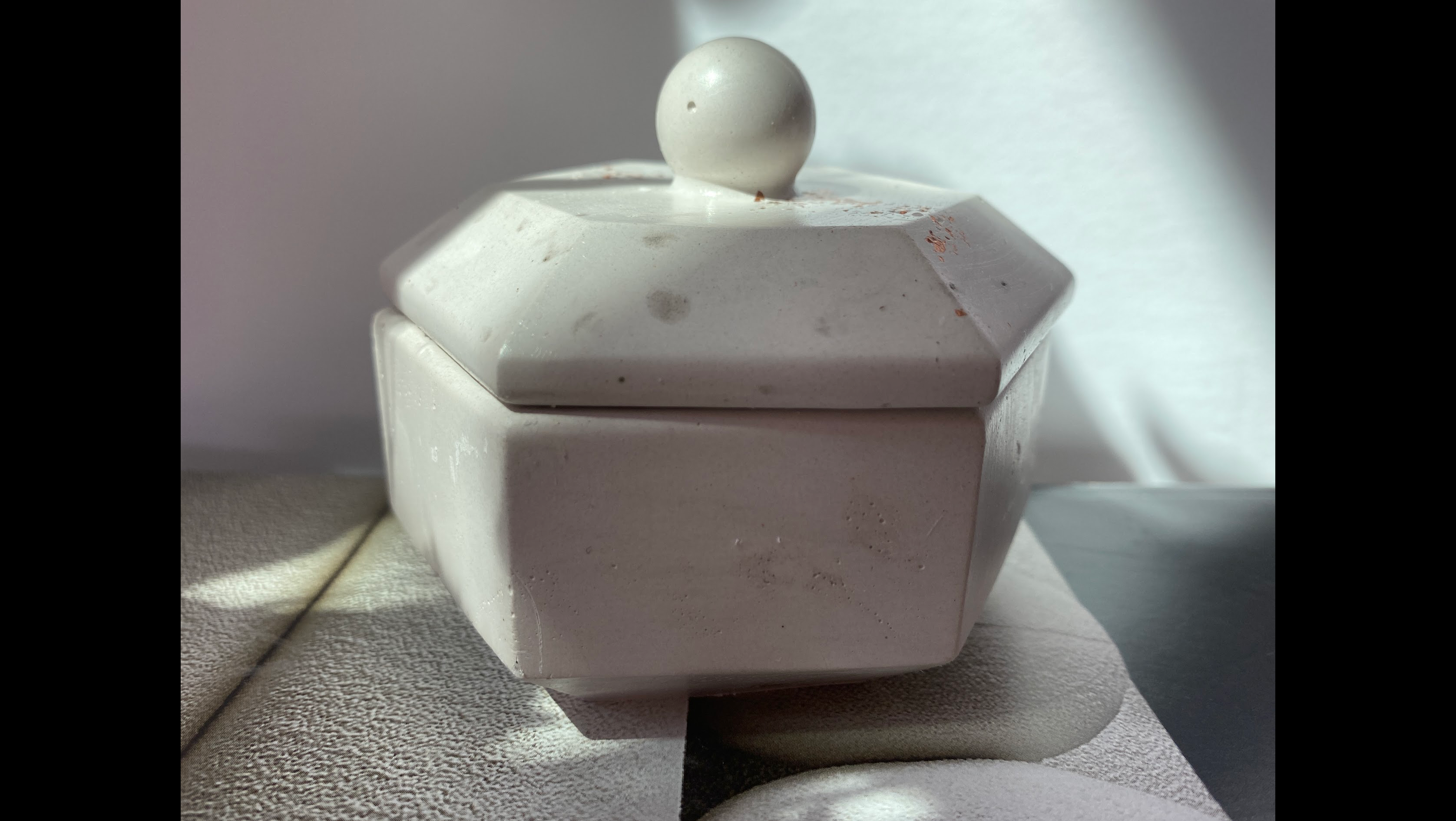 GEOMETRIC CEMENT VESSEL ALL NATURAL CANDLE WITH WOOD LID